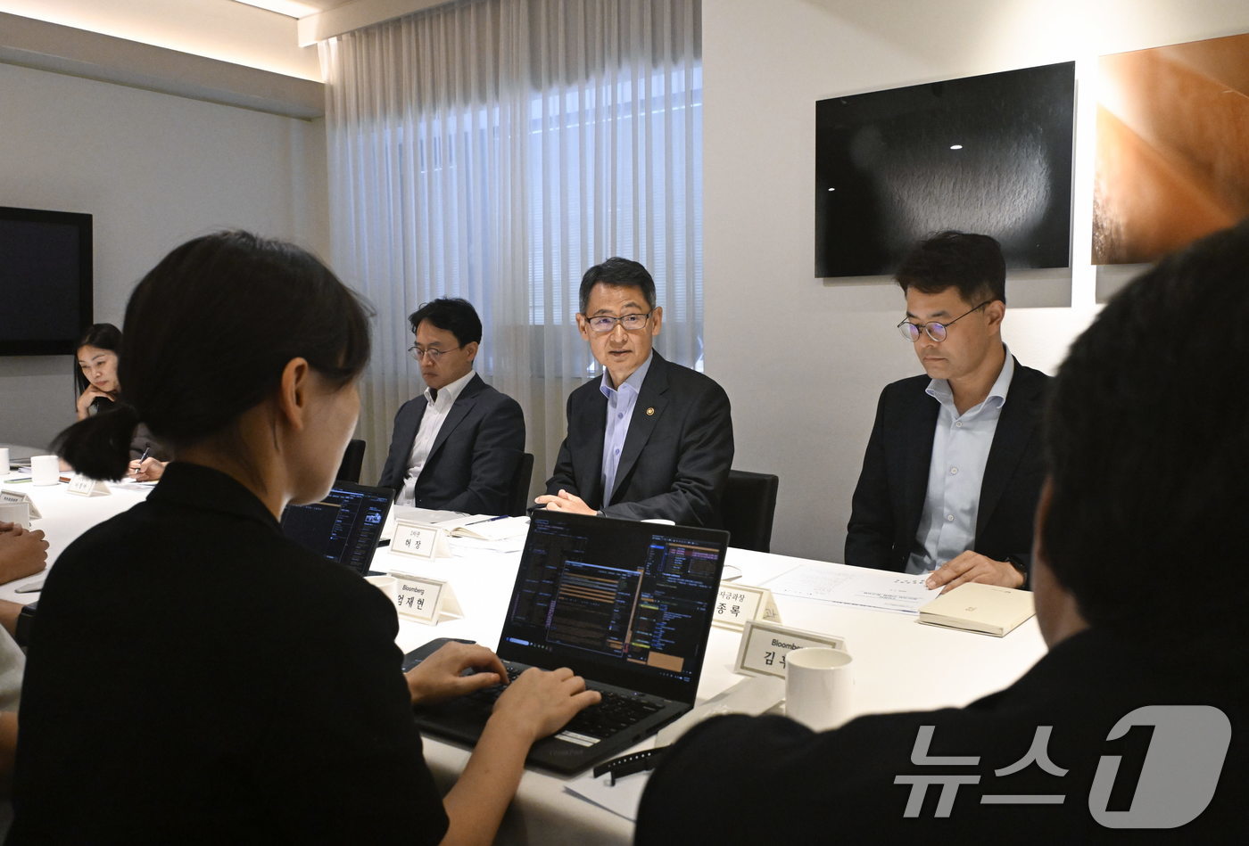 (서울=뉴스1) = 허장 재정경제부 차관이 2일 서울 종로구 달개비에서 열린  '외신기자 간담회'를 주재하고 있다. (재정경제부 제공. 재판매 및 DB금지) 2026.7.2/뉴스1 …
