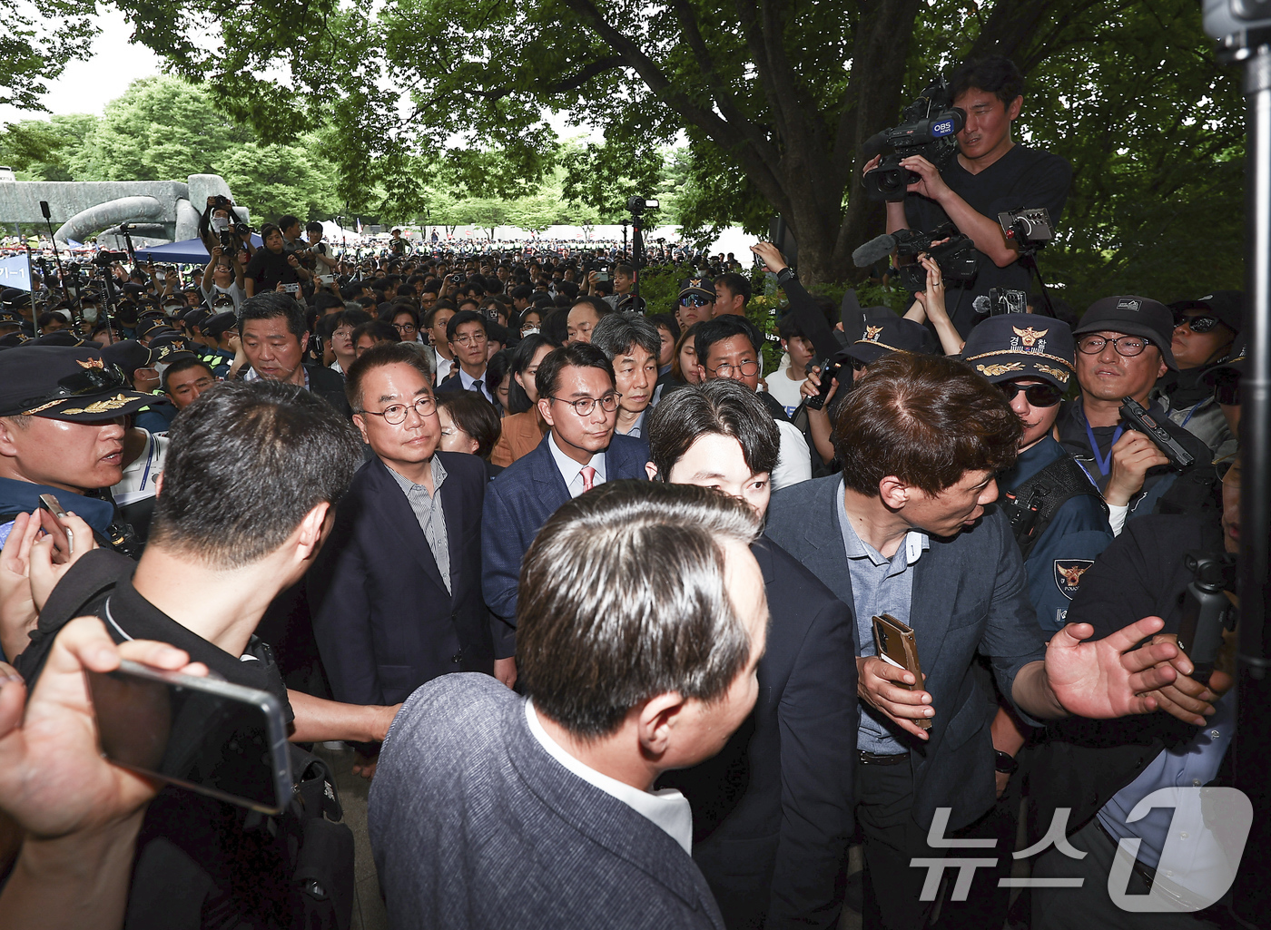 (서울=뉴스1) 국회사진기자단 = 윤상현 국조특위 위원장과 6·3 지방선거 투표용지 부족 사태를 조사 중인 국회 국정조사특별위원회 위원들이 2일 서울 송파구 올림픽공원 내 개표소 …