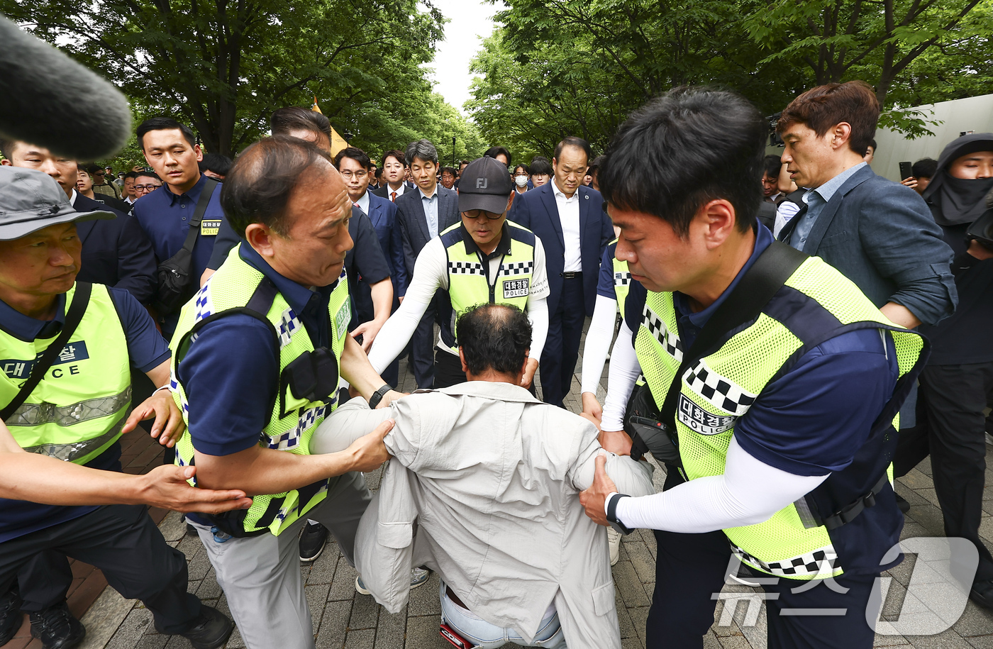 (서울=뉴스1) 국회사진기자단 = 6·3 지방선거 투표용지 부족 사태를 조사 중인 국회 국정조사특별위원회 윤상현 위원장과 위원들이 2일 서울 송파구 올림픽공원 내 개표소 내부로 이 …