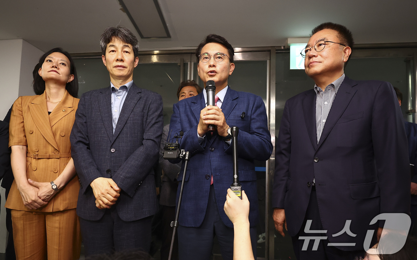 (서울=뉴스1) 국회사진기자단 = 6·3 지방선거 투표용지 부족 사태를 조사 중인 윤상현 국회 국정조사특별위원회 위원장을 비롯한 위원들이 2일 서울 송파구 올림픽공원 내 개표소 내 …