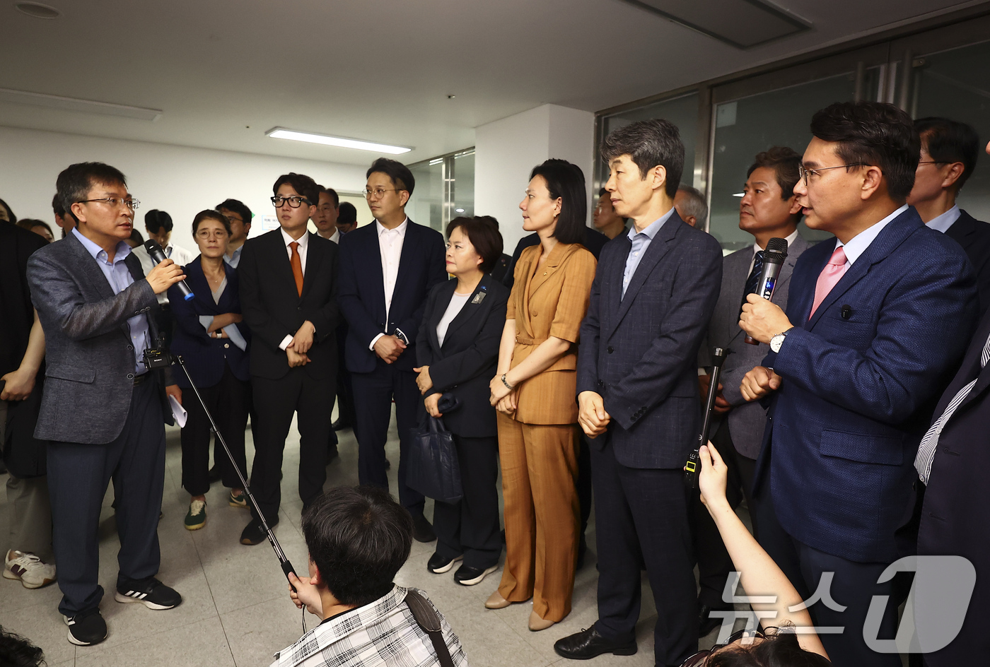 (서울=뉴스1) 국회사진기자단 = 6·3 지방선거 투표용지 부족 사태를 조사 중인 윤상현 국회 국정조사특별위원회 위원장과 위원들이이 2일 서울 송파구 올림픽공원 내 개표소 내부에서 …