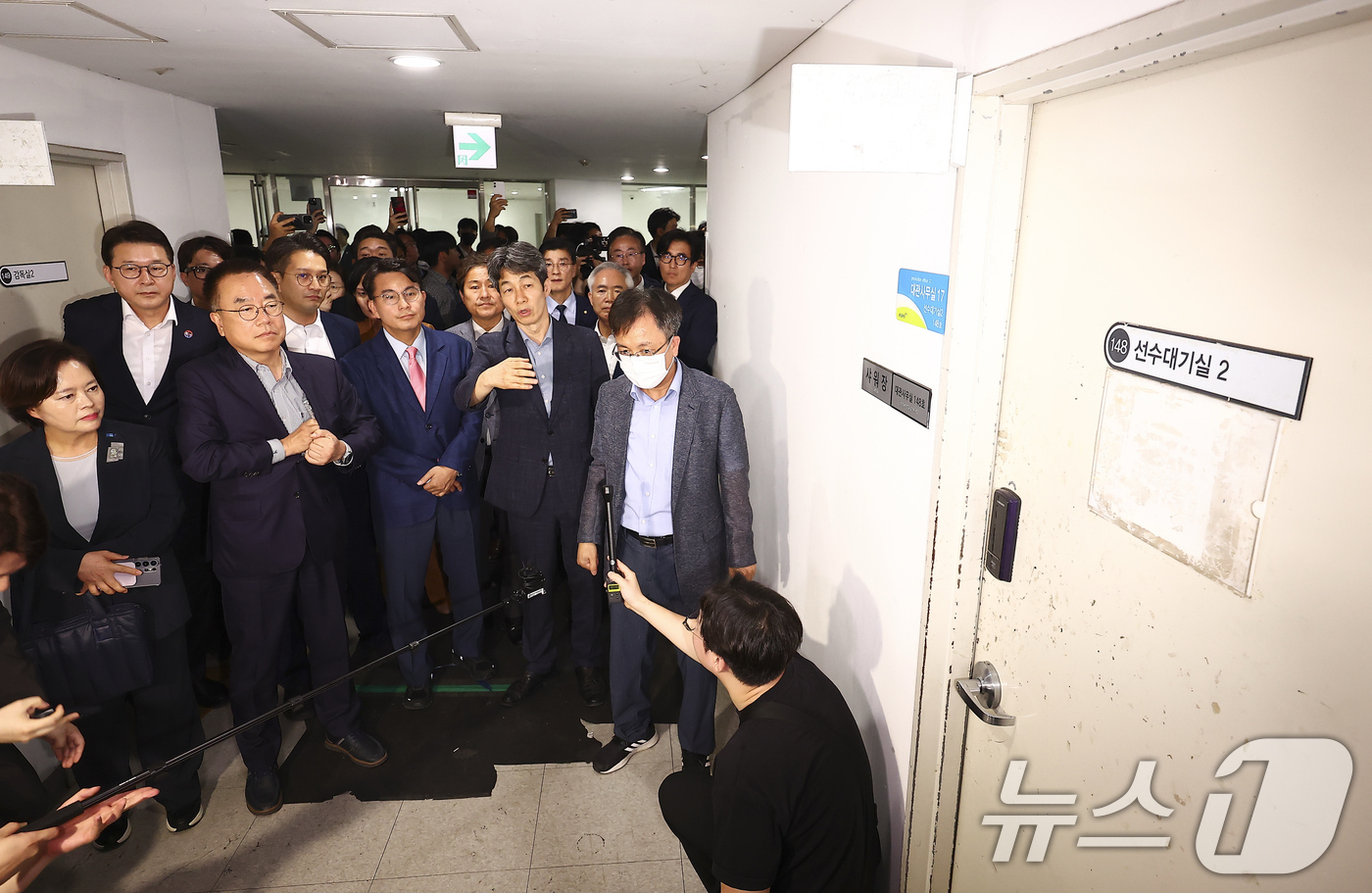(서울=뉴스1) 국회사진기자단 = 6·3 지방선거 투표용지 부족 사태를 조사 중인 윤상현 국회 국정조사특별위원회 위원장을 비롯한 위원들이 2일 서울 송파구 올림픽공원 내 개표소 내 …