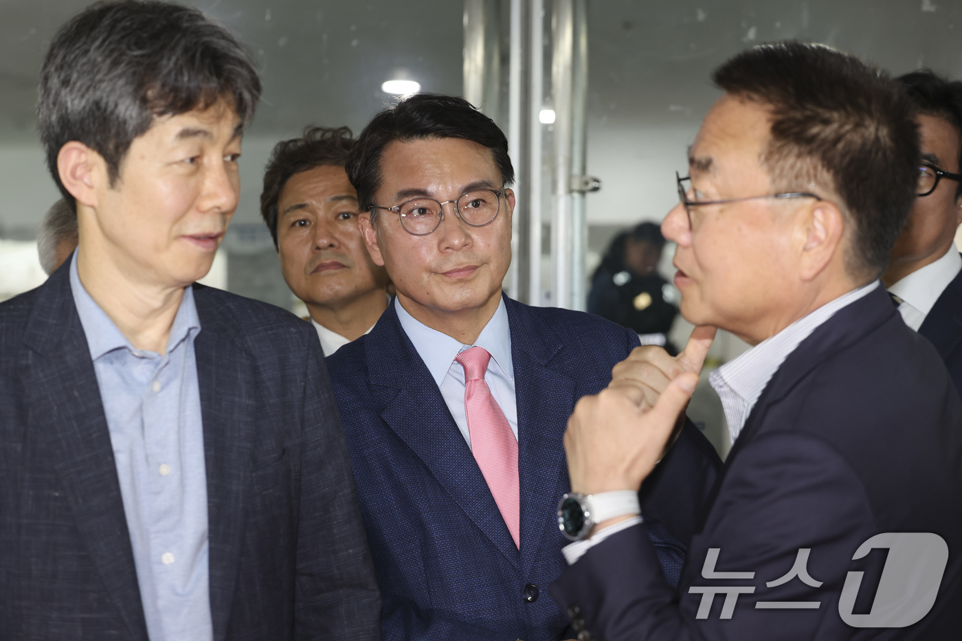 (서울=뉴스1) 국회사진기자단 = 6·3 지방선거 투표용지 부족 사태를 조사 중인 윤상현 국회 국정조사특별위원회 위원장과 윤건영 더불어민주당 간사, 서범수 국민의힘 간사가 2일 서 …
