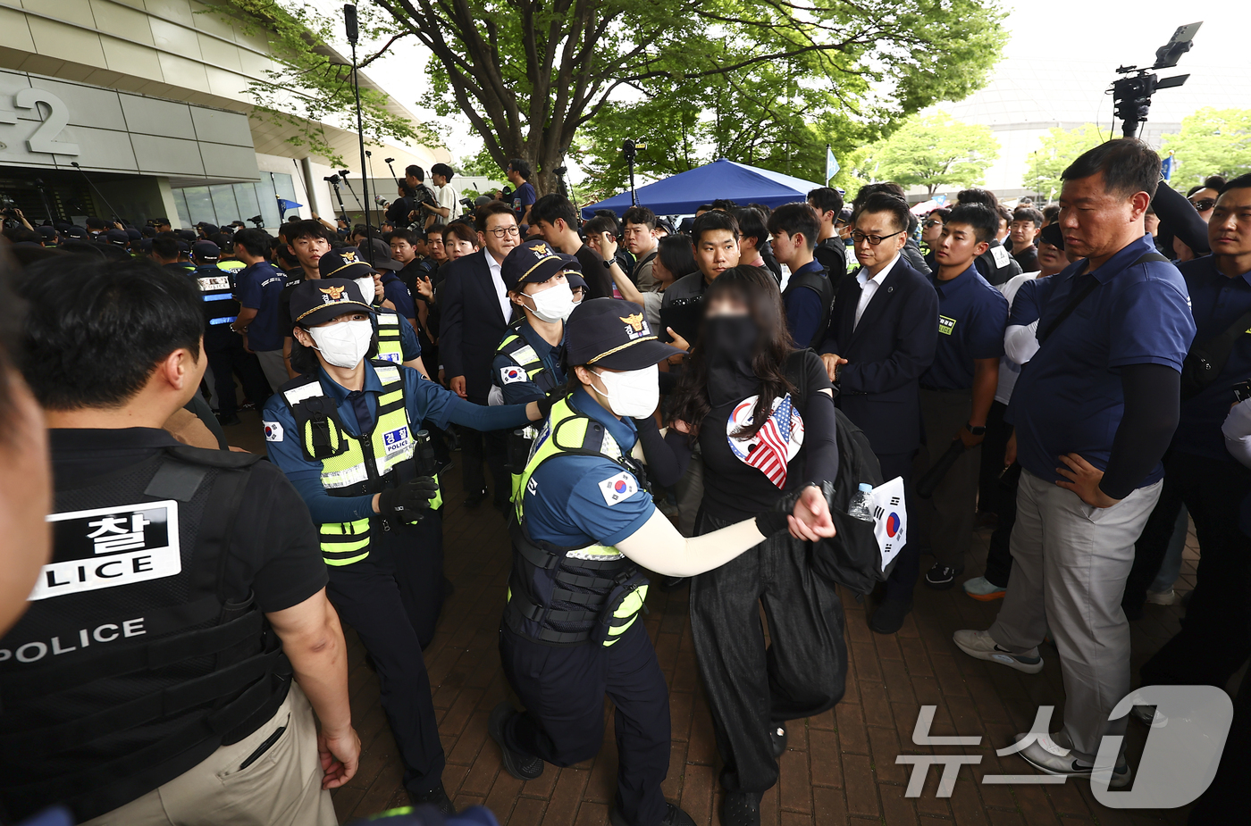 (서울=뉴스1) 국회사진기자단 = 6·3 지방선거 투표용지 부족 사태를 조사 중인 국회 국정조사특별위원회 위원들이 2일 서울 송파구 올림픽공원 내 개표소를 찾은 가운데 출입문을 가 …