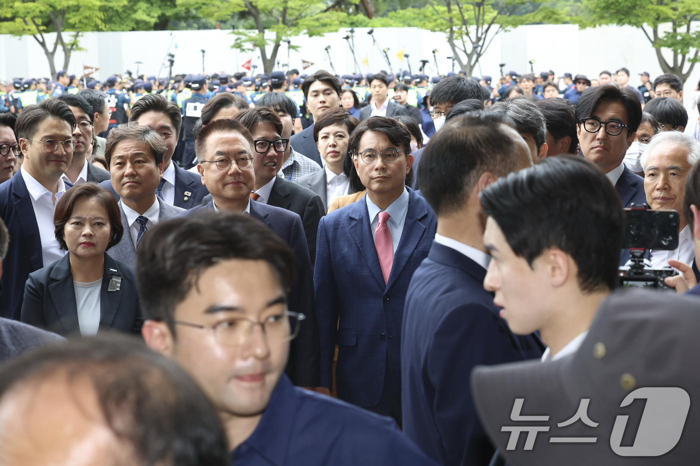 (서울=뉴스1) 국회사진기자단 = 윤상현 국조특위 위원장과 6·3 지방선거 투표용지 부족 사태를 조사 중인 국회 국정조사특별위원회 위원들이 2일 서울 송파구 올림픽공원 내 개표소 …