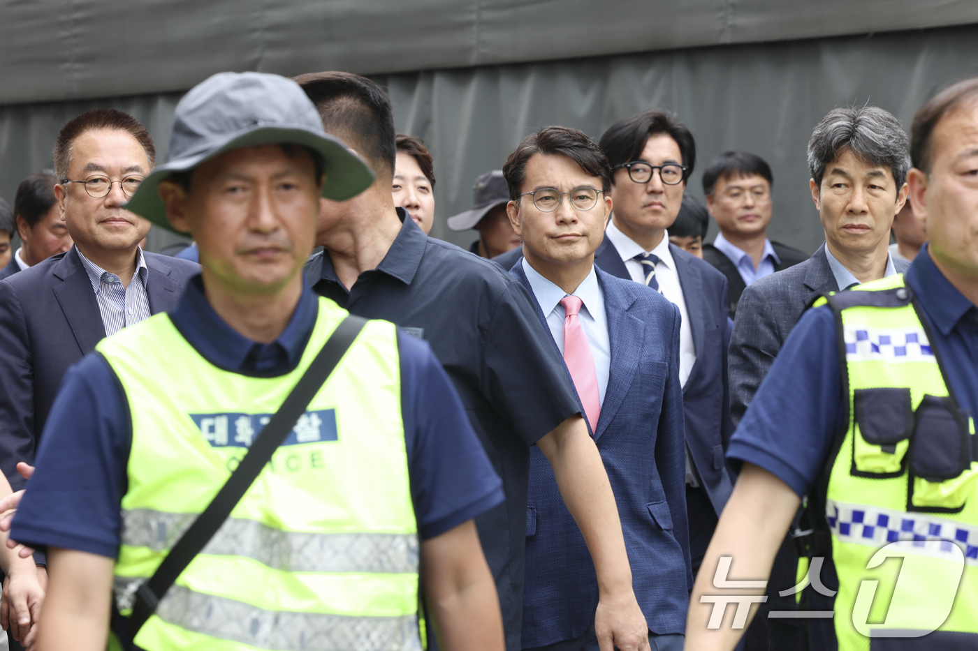 (서울=뉴스1) 국회사진기자단 = 윤상현 국조특위 위원장과 6·3 지방선거 투표용지 부족 사태를 조사 중인 국회 국정조사특별위원회 위원들이 2일 서울 송파구 올림픽공원 내 개표소 …