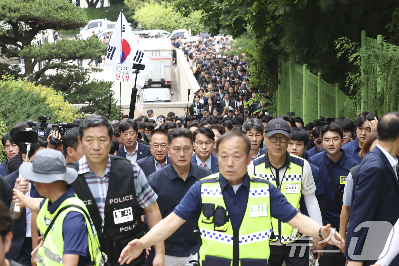 (서울=뉴스1) 국회사진기자단 = 윤상현 국조특위 위원장과 6·3 지방선거 투표용지 부족 사태를 조사 중인 국회 국정조사특별위원회 위원들이 2일 서울 송파구 올림픽공원 내 개표소 …