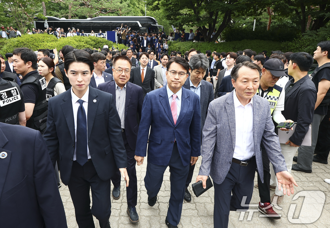(서울=뉴스1) 국회사진기자단 = 윤상현 국조특위 위원장과 6·3 지방선거 투표용지 부족 사태를 조사 중인 국회 국정조사특별위원회 위원들이 2일 서울 송파구 올림픽공원 내 개표소 …