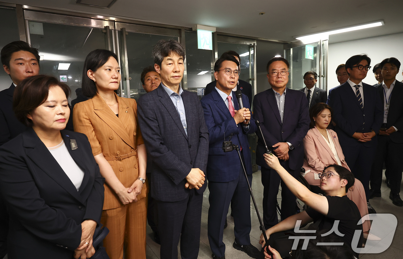 (서울=뉴스1) 국회사진기자단 = 윤상현 국조특위 위원장이 2일 서울 송파구 올림픽공원 내 개표소 내부 현장조사를 마치고 브리핑을 하고 있다. 2026.7.2/뉴스1