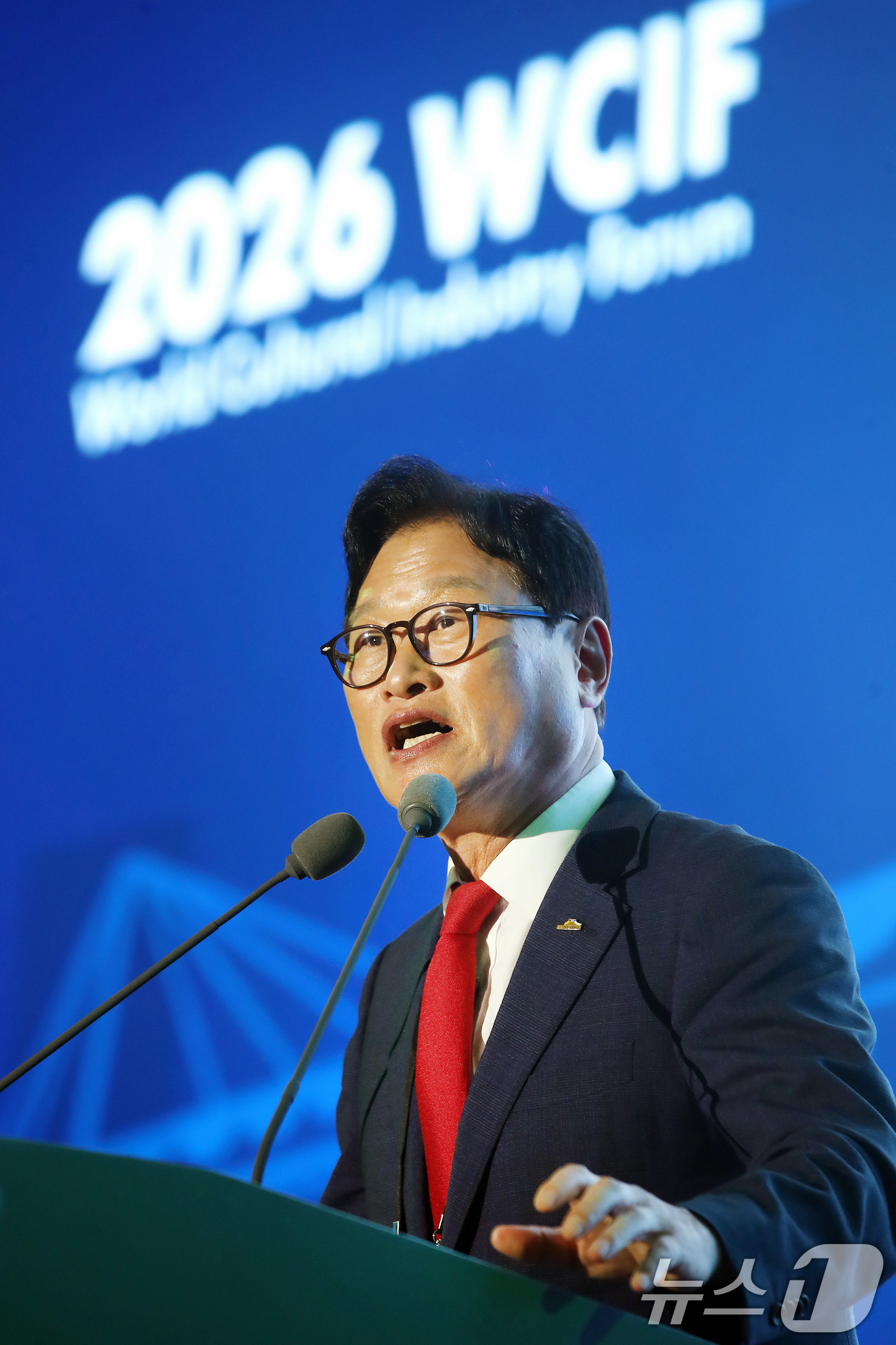 (대구=뉴스1) 공정식 기자 = 김대권 대구 수성구청장이 2일 오후 대구 수성구 호텔수성에서 개막한 '제7회 세계문화산업포럼(WCIF 2026)' 축사를 하고 있다. 2026.7. …