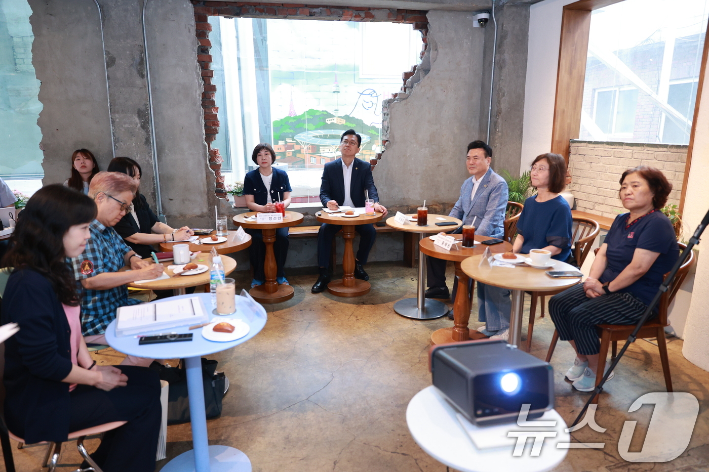 (서울=뉴스1) = 이병권 중소벤처기업부 제2차관이 2일 서울 용산구 신흥시장 내 해방공원에서 열린 '중장년 소상공인 건강·생업 안전망 간담회'에서 현장 애로사항을 청취하고 있다. …