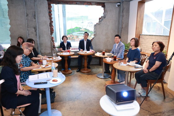 본문 이미지 - 이병권 중소벤처기업부 제2차관이 2일 서울 용산구 신흥시장 내 해방공원에서 열린 '중장년 소상공인 건강·생업 안전망 간담회'에서 현장 애로사항을 청취하고 있다. (중소벤처기업부 제공. 재판매 및 DB금지) 2026.7.2 ⓒ 뉴스1