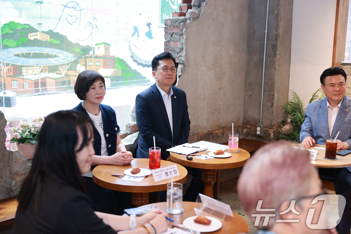 (서울=뉴스1) = 이병권 중소벤처기업부 제2차관이 2일 서울 용산구 신흥시장 내 해방공원에서 열린 '중장년 소상공인 건강·생업 안전망 간담회'에서 현장 애로사항을 청취하고 있다. …