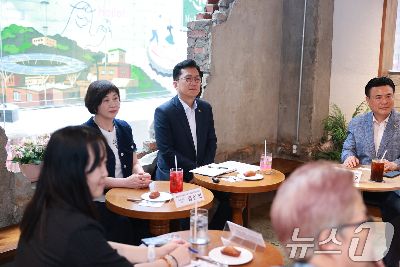 본문 이미지 - 이병권 중소벤처기업부 제2차관이 2일 서울 용산구 신흥시장 내 해방공원에서 열린 '중장년 소상공인 건강·생업 안전망 간담회'에서 현장 애로사항을 청취하고 있다. (중소벤처기업부 제공. 재판매 및 DB금지) 2026.7.2 ⓒ 뉴스1