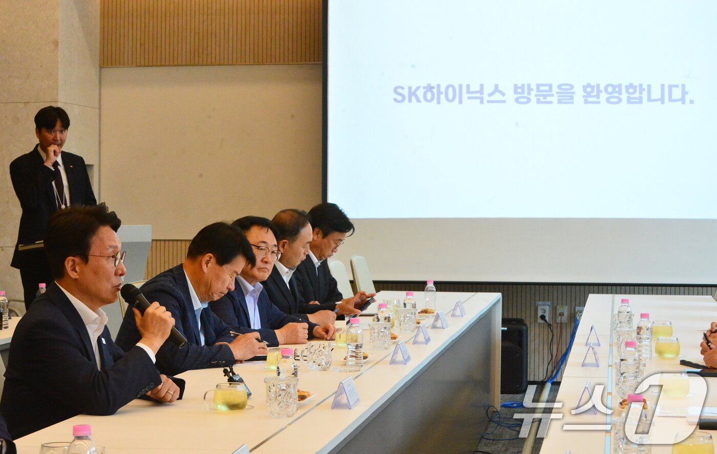 본문 이미지 - 김민석 전 국무총리가 2일 오후 충북 청주시 SK 하이닉스 청주4캠퍼스를 방문, 모두발언을 하고 있다. (공동취재) 2026.7.2 ⓒ 뉴스1 황기선 기자