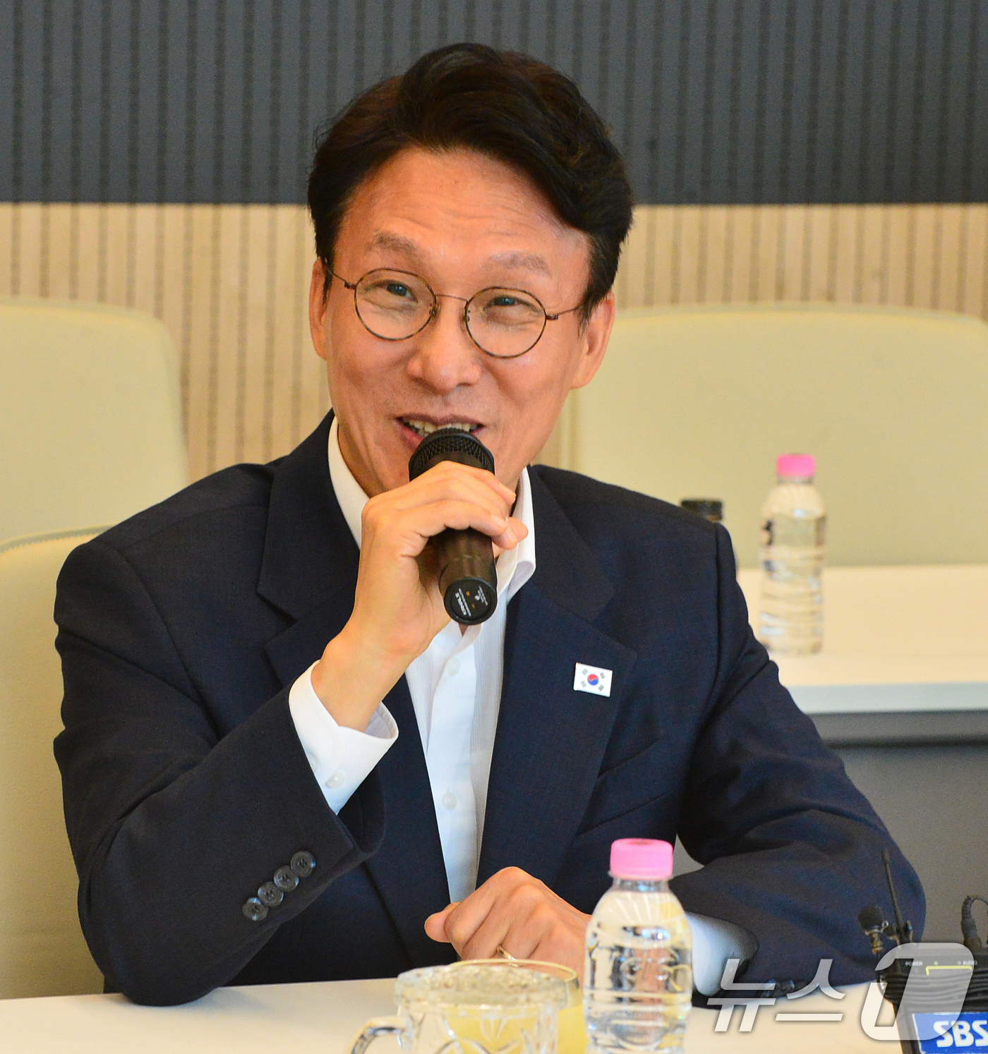 (청주=뉴스1) 황기선 기자 = 김민석 전 국무총리가 2일 오후 충북 청주시 SK 하이닉스 청주4캠퍼스를 방문, 모두발언을 하고 있다. (공동취재) 2026.7.2/뉴스1
