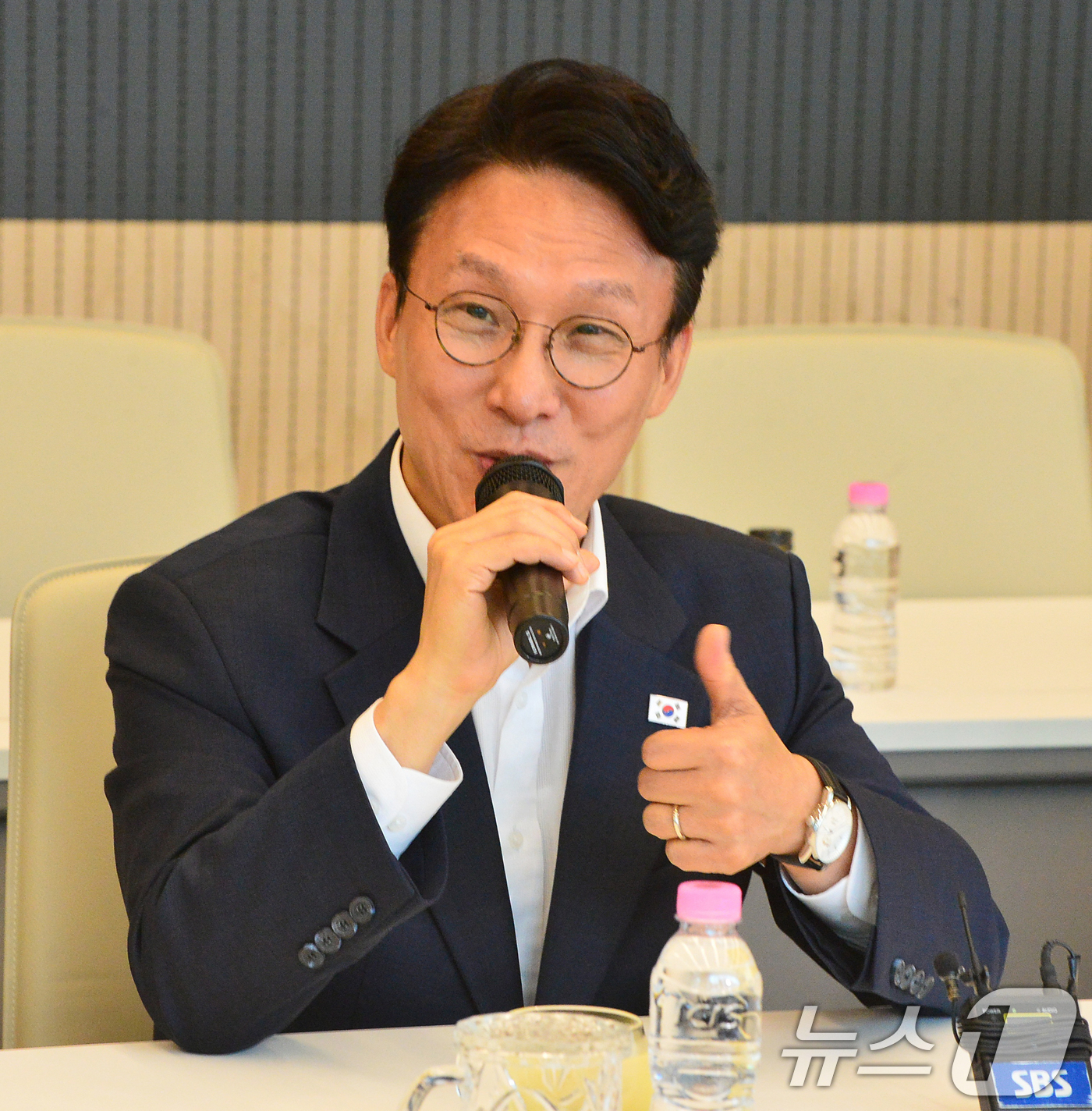 (청주=뉴스1) 황기선 기자 = 김민석 전 국무총리가 2일 오후 충북 청주시 SK 하이닉스 청주4캠퍼스를 방문, 모두발언을 하고 있다. (공동취재) 2026.7.2/뉴스1