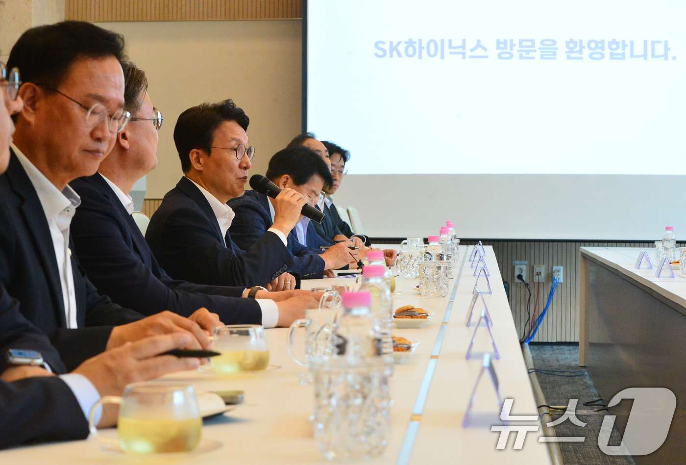 (청주=뉴스1) 황기선 기자 = 김민석 전 국무총리가 2일 오후 충북 청주시 SK 하이닉스 청주4캠퍼스를 방문, 모두발언을 하고 있다. (공동취재) 2026.7.2/뉴스1