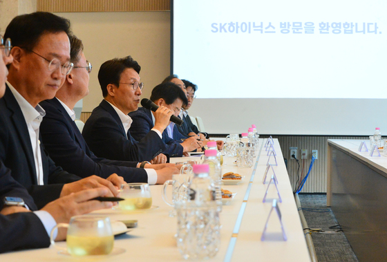 SK 하이닉스 청주캠퍼스 찾은 김민석 전 국무총리