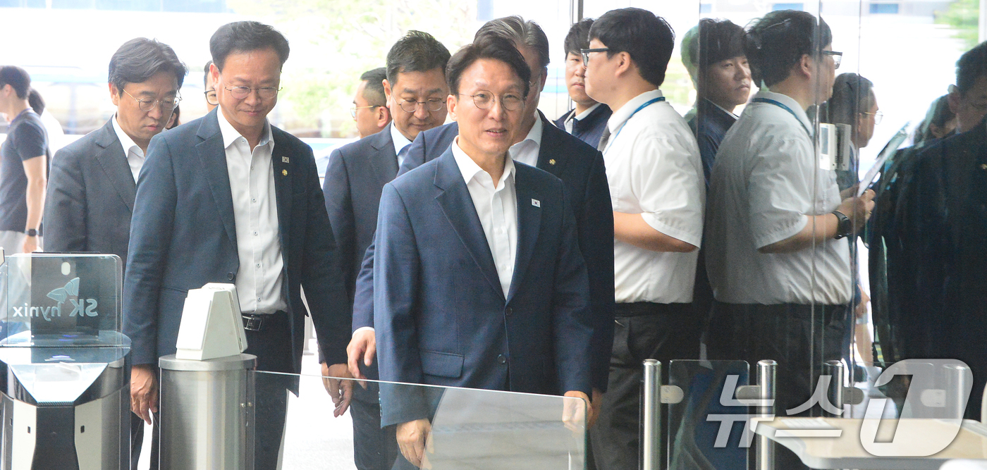 (청주=뉴스1) 황기선 기자 = 김민석 전 국무총리가 2일 오후 충북 청주시 SK 하이닉스 청주4캠퍼스에 들어서고 있다. (공동취재) 2026.7.2/뉴스1