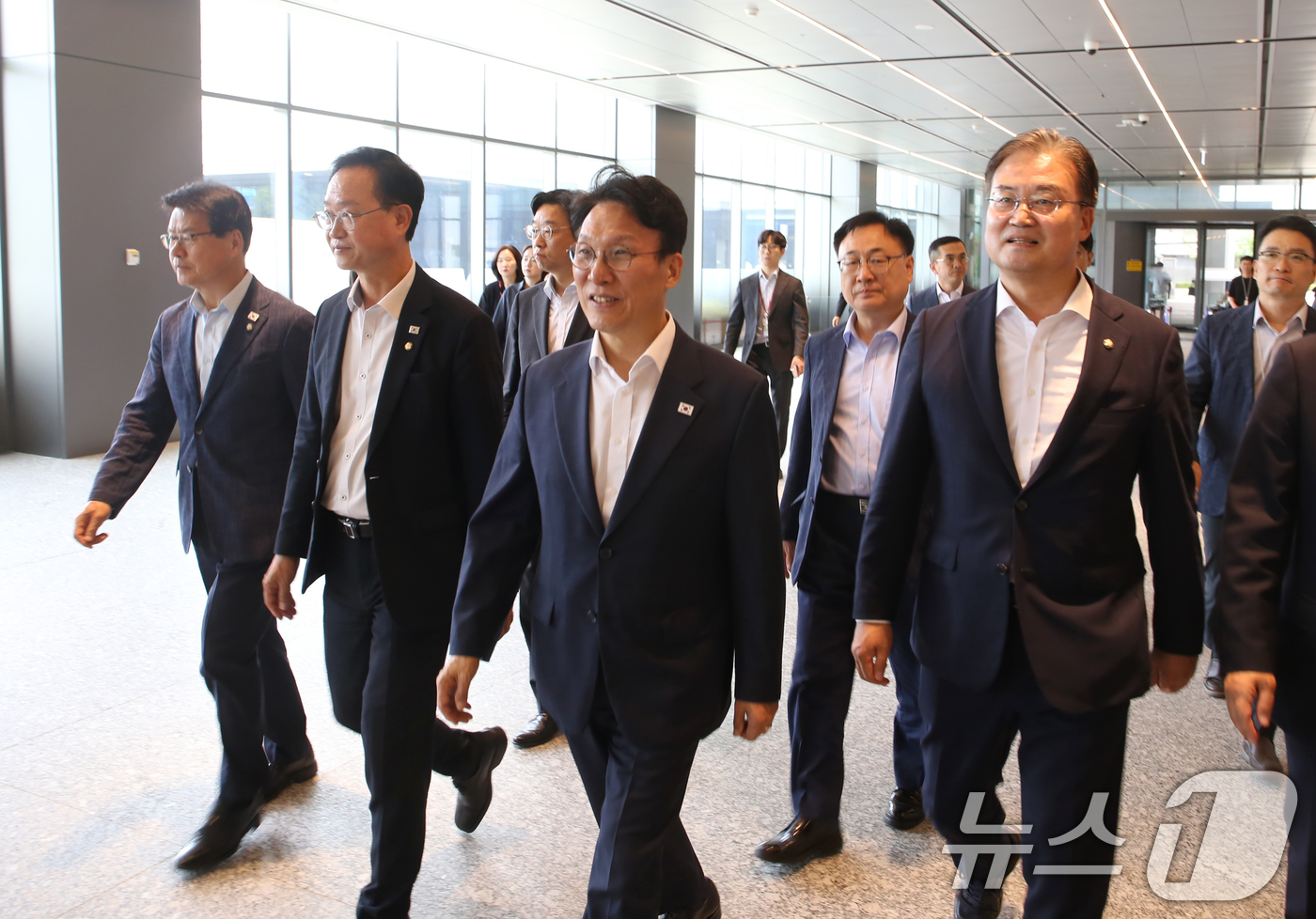 (청주=뉴스1) 황기선 기자 = 김민석 전 국무총리가 2일 오후 충북 청주시 SK 하이닉스 청주4캠퍼스에 들어서고 있다. (공동취재) 2026.7.2/뉴스1