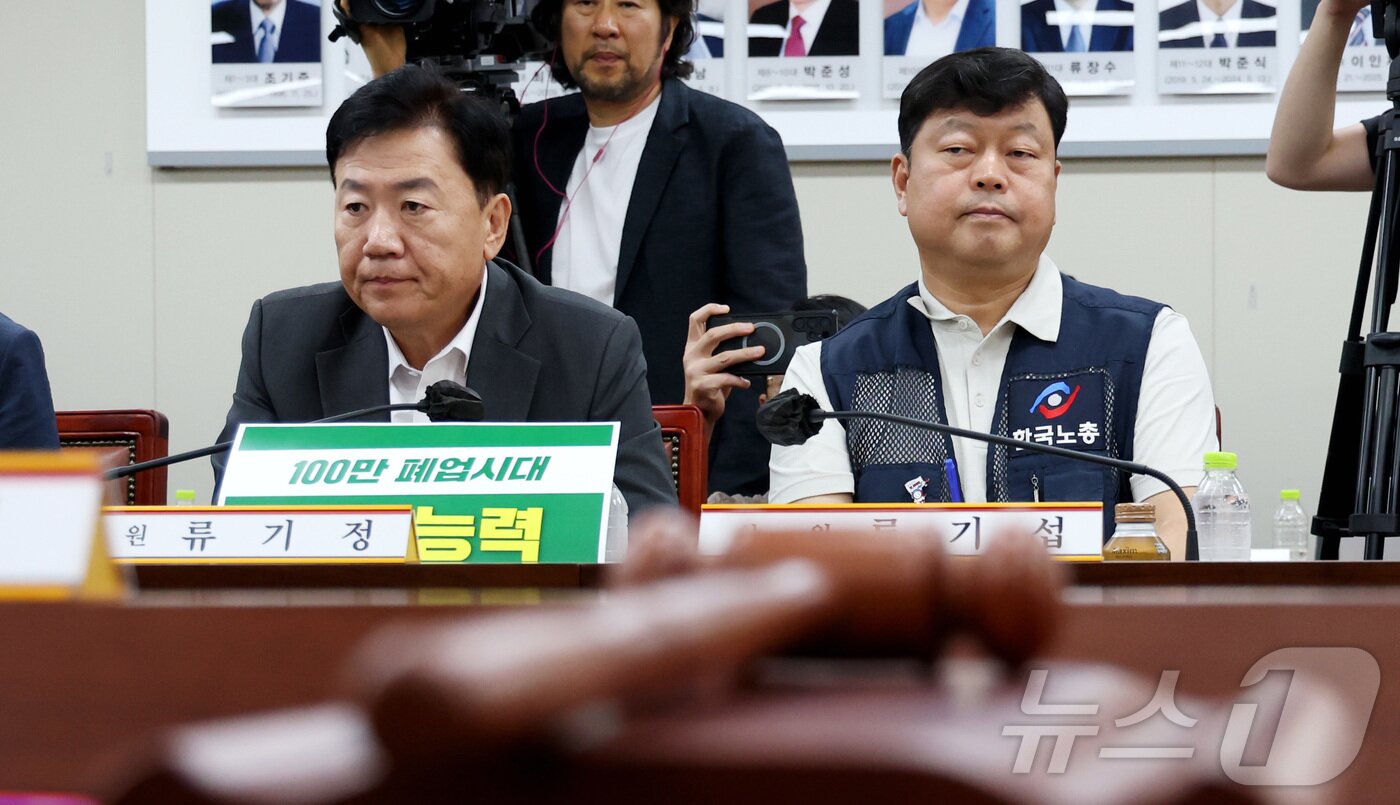 본문 이미지 - 류기정 사용자위원과 류기섭 근로자위원이 2일 세종시 정부세종청사 최저임금위원회에서 열린 2027년도 최저임금위원회 11차 전원회의에 참석하여 발언을 듣고 있다. 2026.7.2 ⓒ 뉴스1 김기남 기자