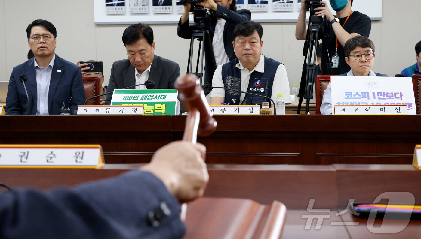 (세종=뉴스1) 김기남 기자 = 류기정 사용자위원과 류기섭 근로자위원이 2일 세종시 정부세종청사 최저임금위원회에서 열린 2027년도 최저임금위원회 11차 전원회의에 참석하여 권순원 …