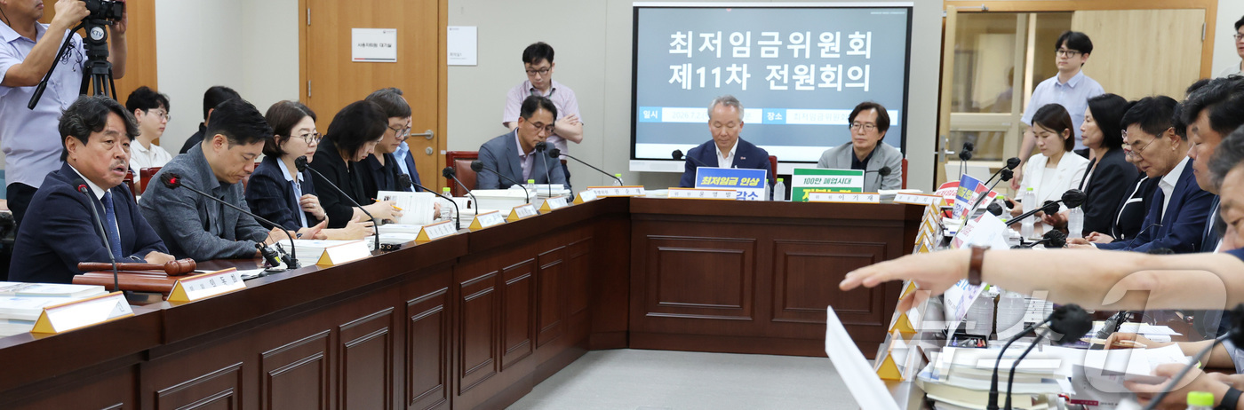 (세종=뉴스1) 김기남 기자 = 권순원 최저임금위원회 위원장이 2일 세종시 정부세종청사 최저임금위원회에서 열린 2027년도 최저임금위원회 11차 전원회의를 주재하며 발언하고 있다. …