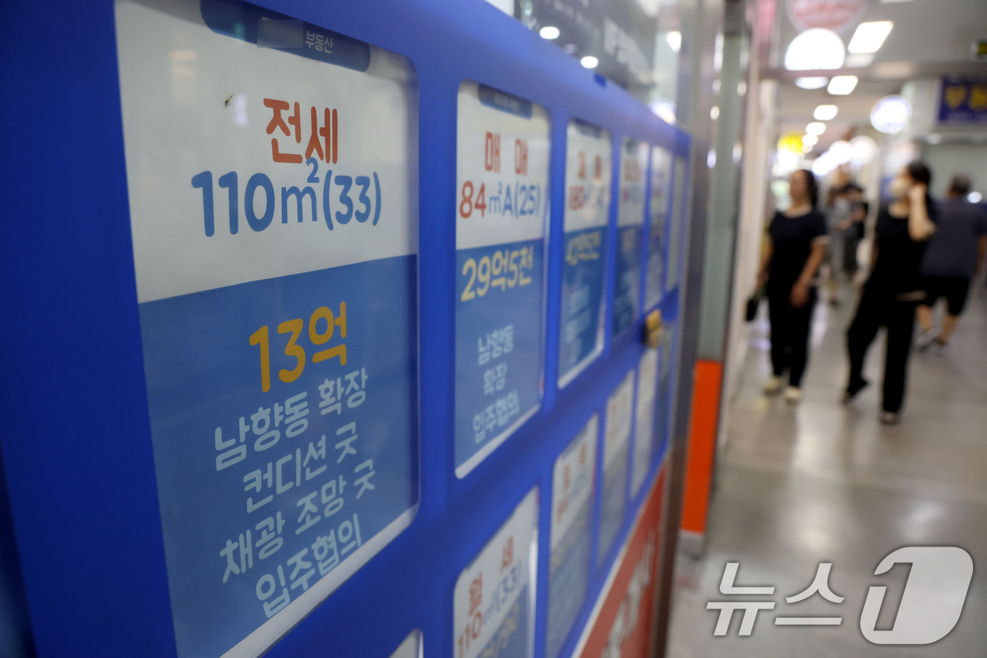 (서울=뉴스1) 이광호 기자 = 2일 서울 송파구의 한 부동산에 전세 매물이 게시돼 있다.이날 한국부동산원이 발표한 6월 다섯째 주(6월29일 기준) 주간 아파트 가격 동향에 따르 …