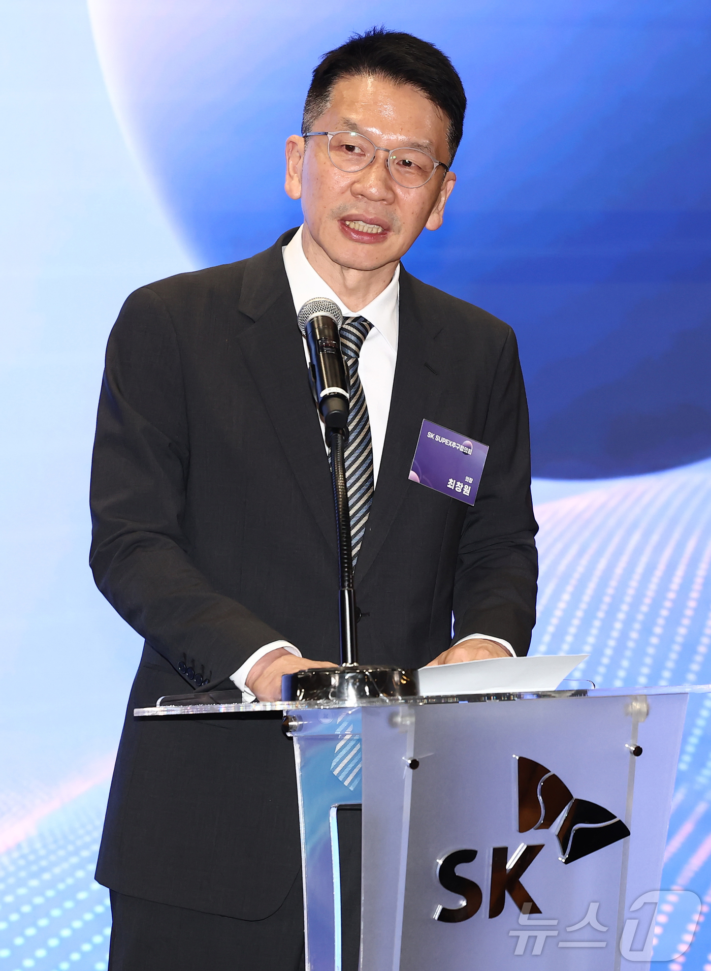 (서울=뉴스1) 김민지 기자 = 최창원 SK수펙스추구협의회 의장이 2일 오후 서울 중구 SKT타워에서 열린 SK-공정거래위원회 상생협약 체결식에서 환영사를 하고 있다. 2026.7 …