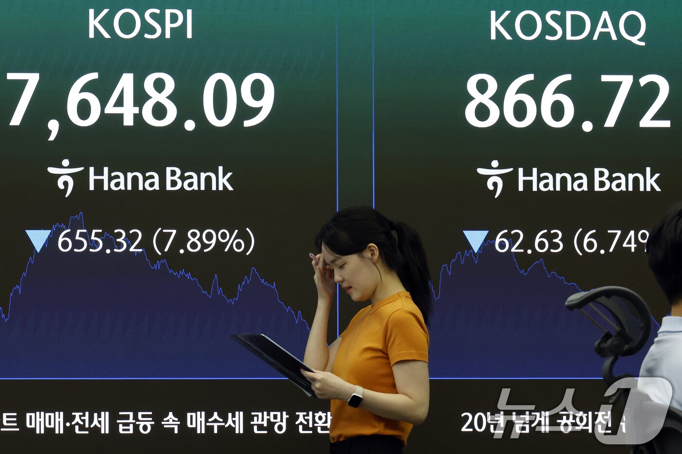 본문 이미지 - 2일 오후 서울시 중구 하나은행 본점 딜링룸 전광판에 코스피 등 종가가 표시되고 있다. 2026.7.2 ⓒ 뉴스1 박정호 기자