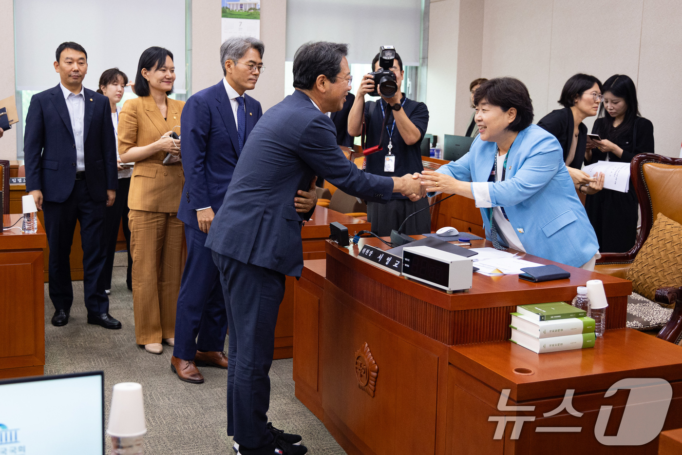(서울=뉴스1) 유승관 기자 = 서영교 국회 법제사법위원장이 2일 서울 여의도 국회에서 열린 제436회 국회(임시회) 법제사법위원회 제1차 전체회의 산회 후 김승원 더불어민주당 간 …