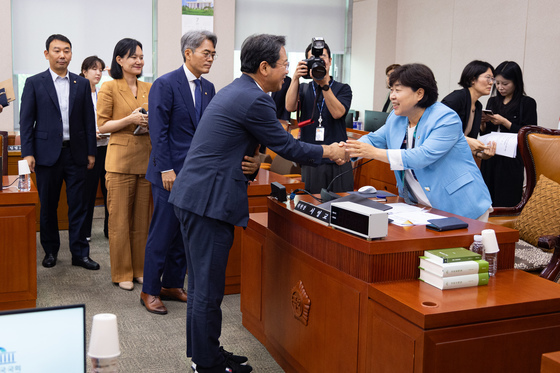 김승원 법사위 여당 간사와 인사 나누는 서영교 법사위원장