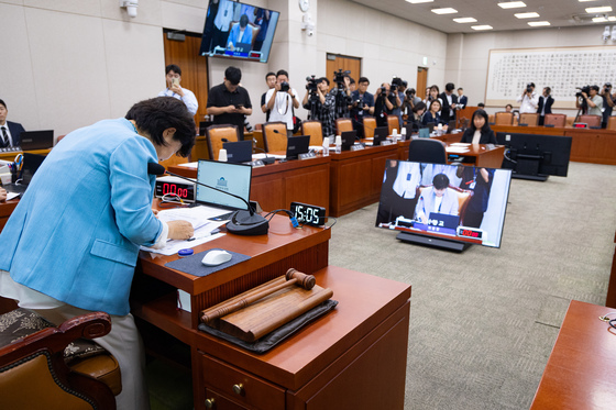 인사하는 서영교 국회 법제사법위원장