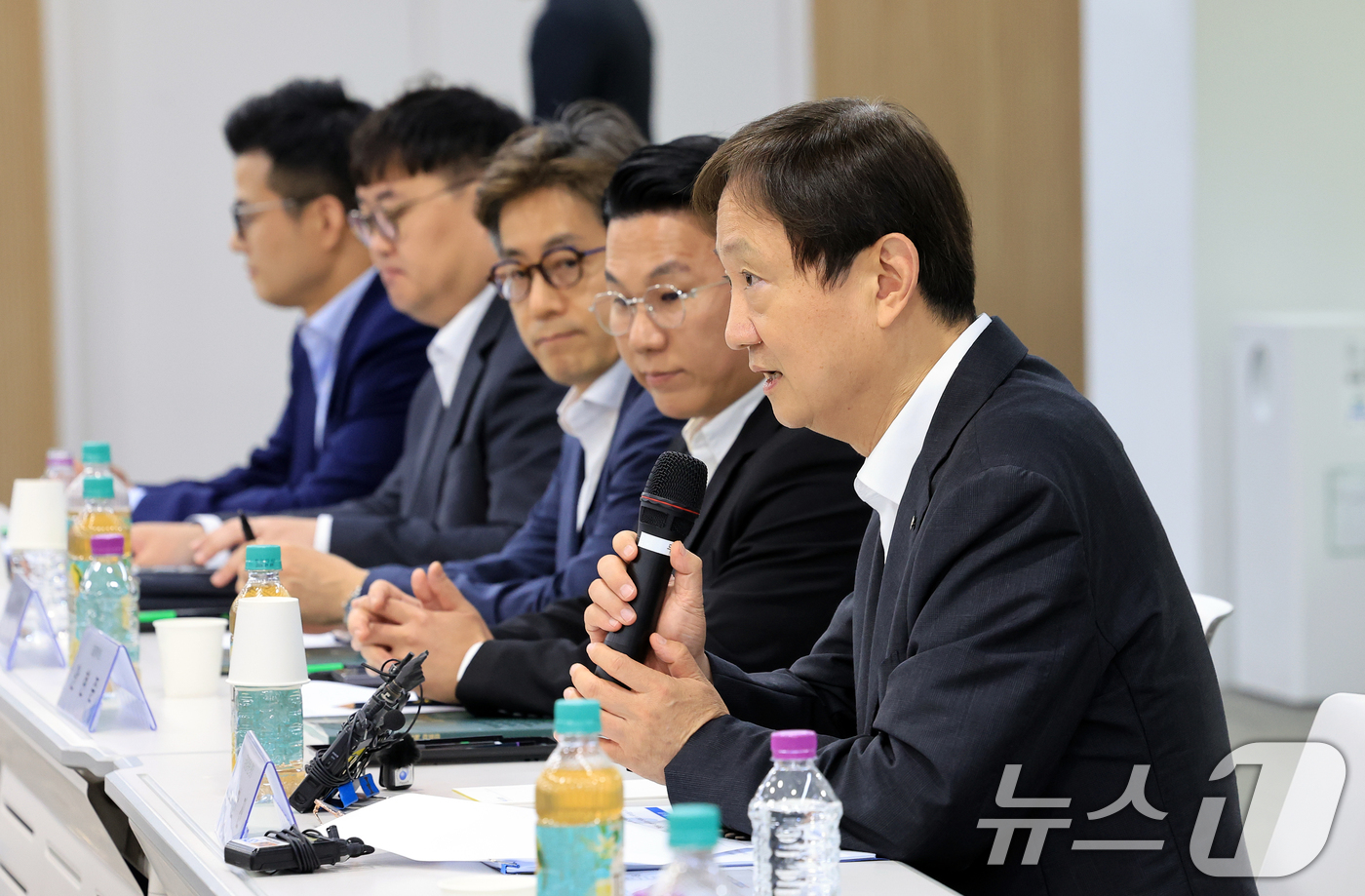 (서울=뉴스1) 이호윤 기자 = 이찬진 금융감독원장이 2일 서울 마포구 프론트원에서 열린 금융감독원장-가상자산사업자 CEO 간담회에서 모두발언을 하고 있다. 2026.7.2/뉴스1 …
