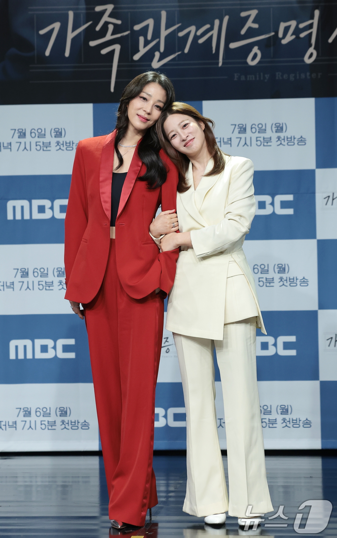 (서울=뉴스1) 권현진 기자 = 배우 한고은과 박세영(오른쪽)이 2일 오후 서울 마포구 상암 MBC사옥 골든마우스홀에서 열린 MBC 새 일일드라마 ‘가족관계증명서’(극본 박지현/연 …