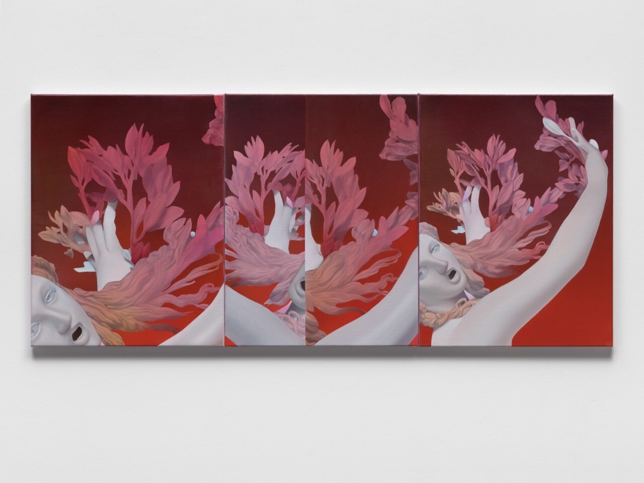 본문 이미지 - Vivian Greven, Daphne’s Hand I, 2026, Oil on canvas, Installed: 65 &times; 150 cm | 25 9/16 &times; 59 1/16 in Each canvas (&times;3) : 65 &times; 50 cm | 25 9/16 &times; 19 11/16 in. Courtesy of the artist and Perrotin. (페로탕 서울 제공)