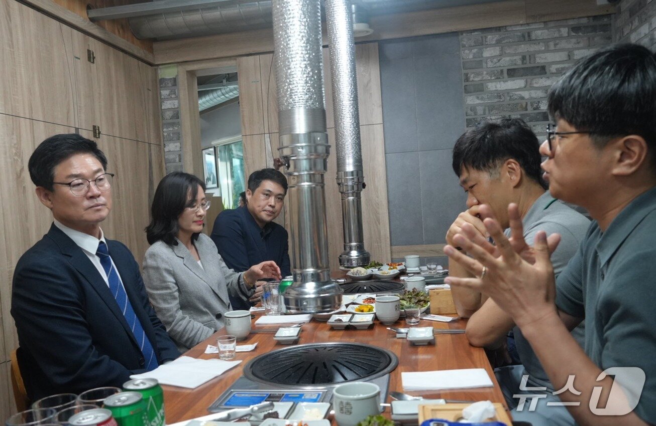 본문 이미지 - 구자열 강원 원주시장(왼쪽)이 민선 9기 첫 날인 지난 1일 원주시 무실동의 한 식당에서 원주시청 공무원노동조합 간부들과 회동한 가운데, 이날 이승호 노조 사무국장에게 의견을 듣고 있다. (원주시청 공무원노동조합 제공. 재판매 및 DB금지) 2026.7.2/뉴스1