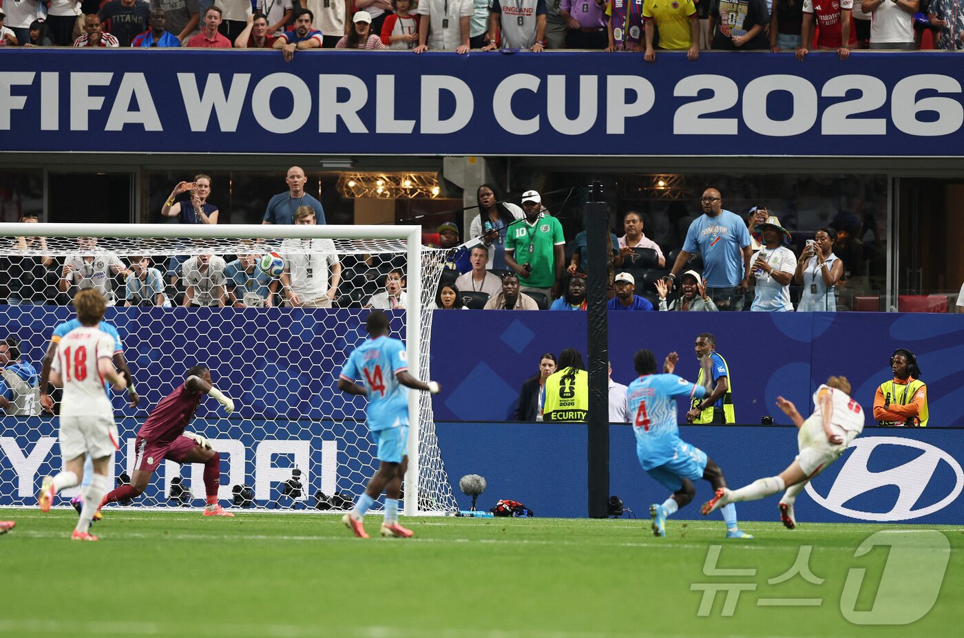 본문 이미지 - 잉글랜드 공격수 해리 케인이 2일(한국시간) 열린 2026 FIFA 북중미 월드컵 32강 콩고민주공화국전에서 1-1로 맞선 후반 41분 결승 골을 터뜨렸다. ⓒ 로이터=뉴스1