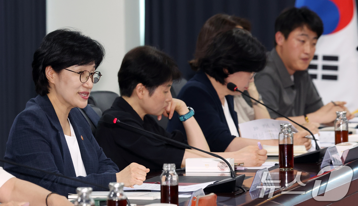 (서울=뉴스1) 김명섭 기자 = 원민경 성평등가족부 장관이 2일 오후 서울 종로구 창성동 정부서울청사 별관에서 열린  여성노동연대회의 간담회에서 모두 발언을 하고 있다.  2026 …
