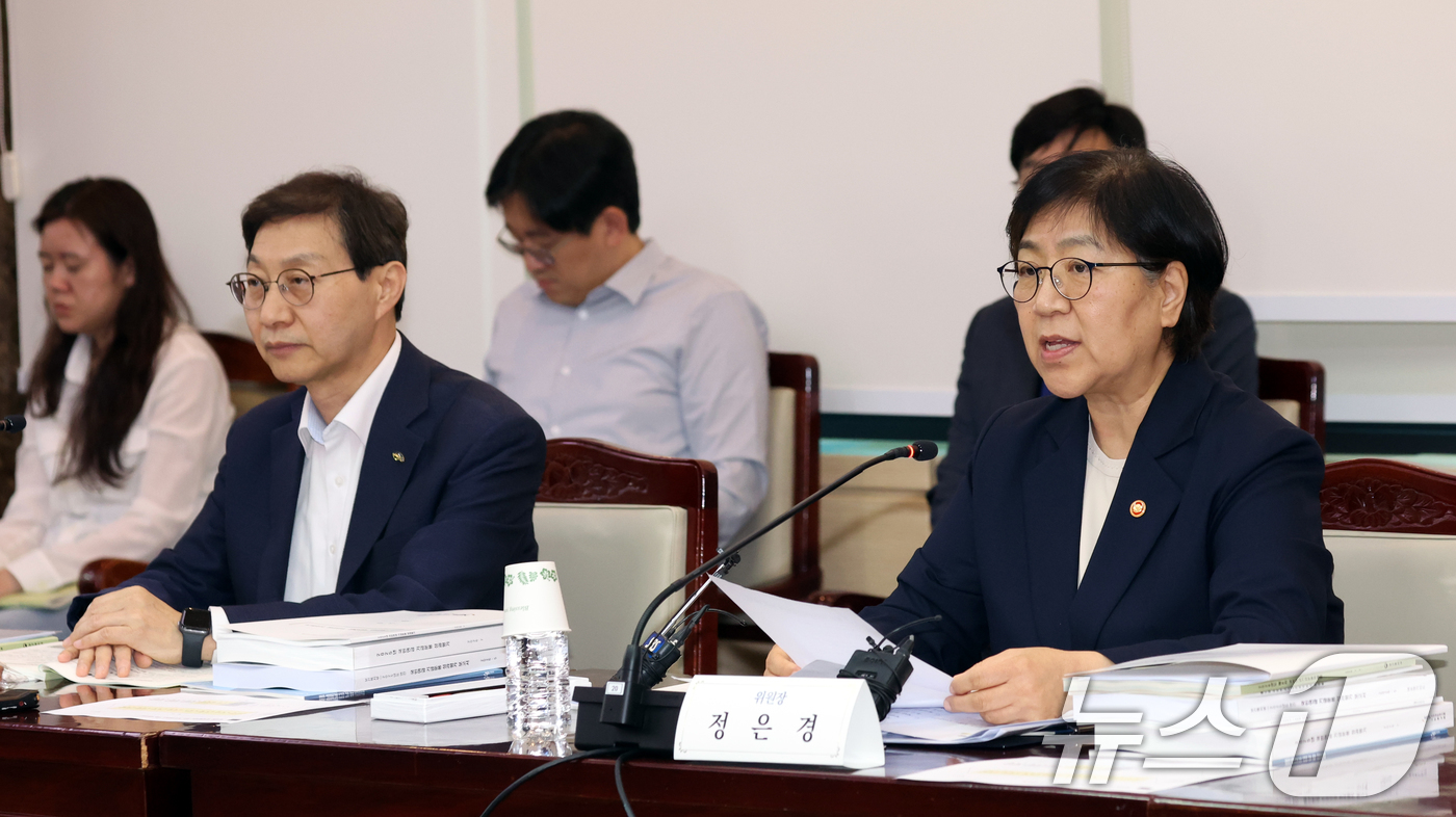 (서울=뉴스1) 김명섭 기자 = 정은경 보건복지부 장관이 2일 서울 종로구 세종대로 정부서울청사에서 열린 제6차 국민연금기금운용위원회에서 모두 발언을 하고 있다.  2026.7.2 …