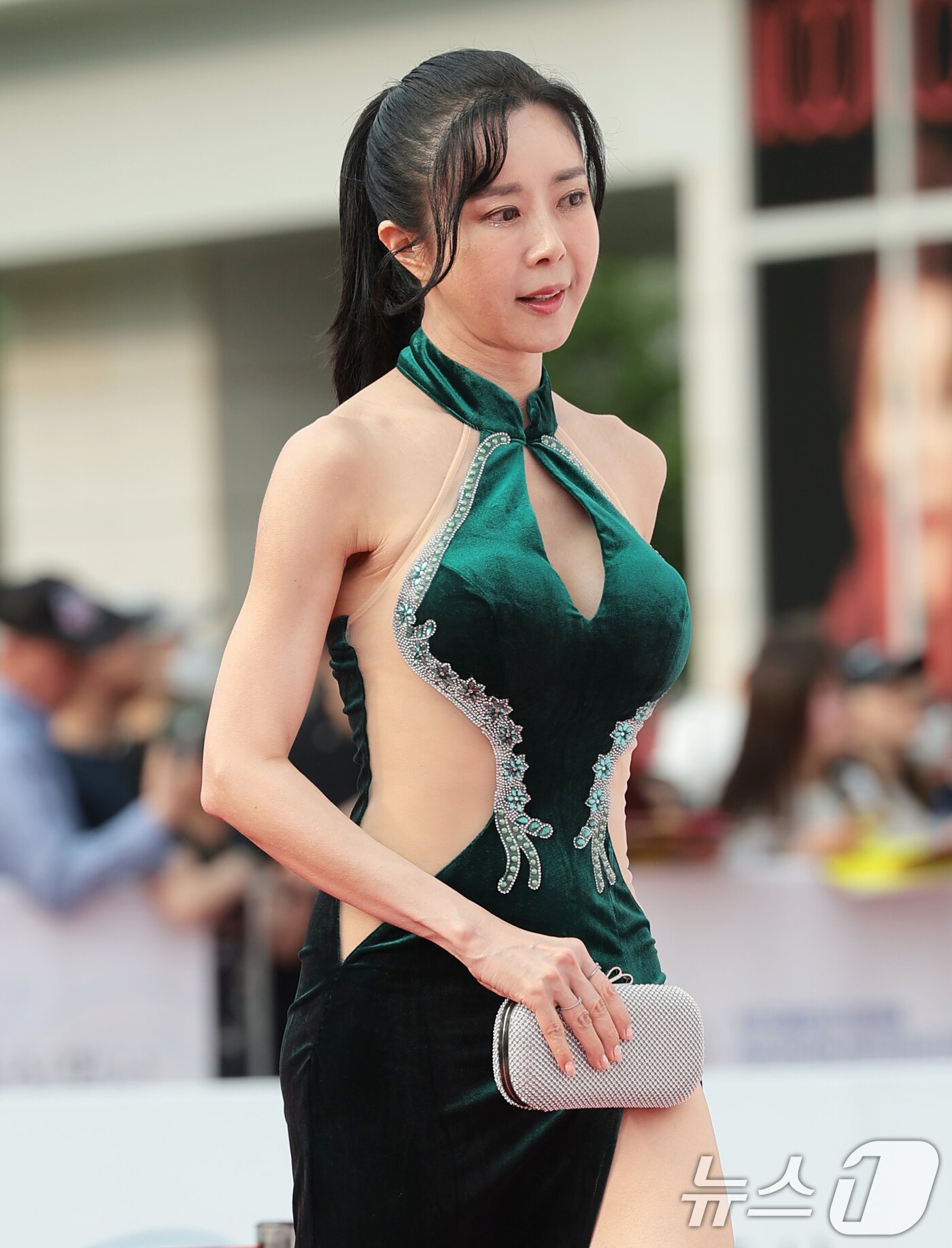 엄수빈, 과감한 드레스