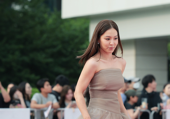 김희정, 과감한 옆트임
