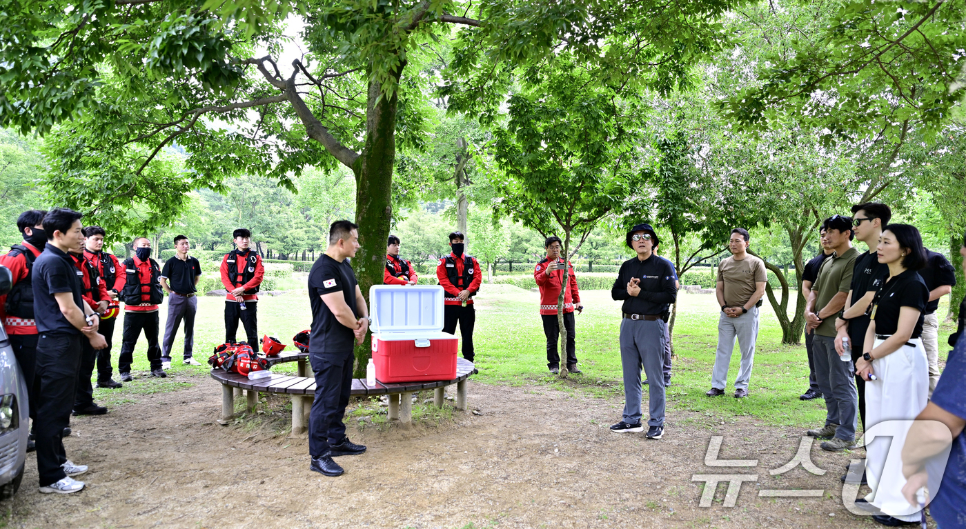 (양산=뉴스1) 최창호 기자 = 2일 산림청 양산국유림관리소가 경남 김해시 진영읍 봉화마을 일대에서 대통령경호처 등과 함께 산림 재난 대응교육 및 합동훈련을 실시했다.이날 훈련에는 …