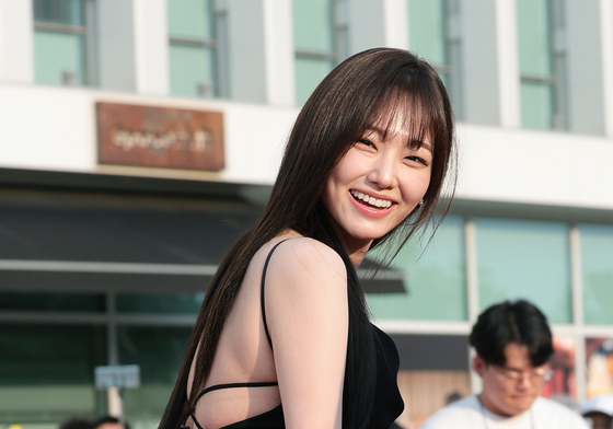 강미나, 시원한 미소