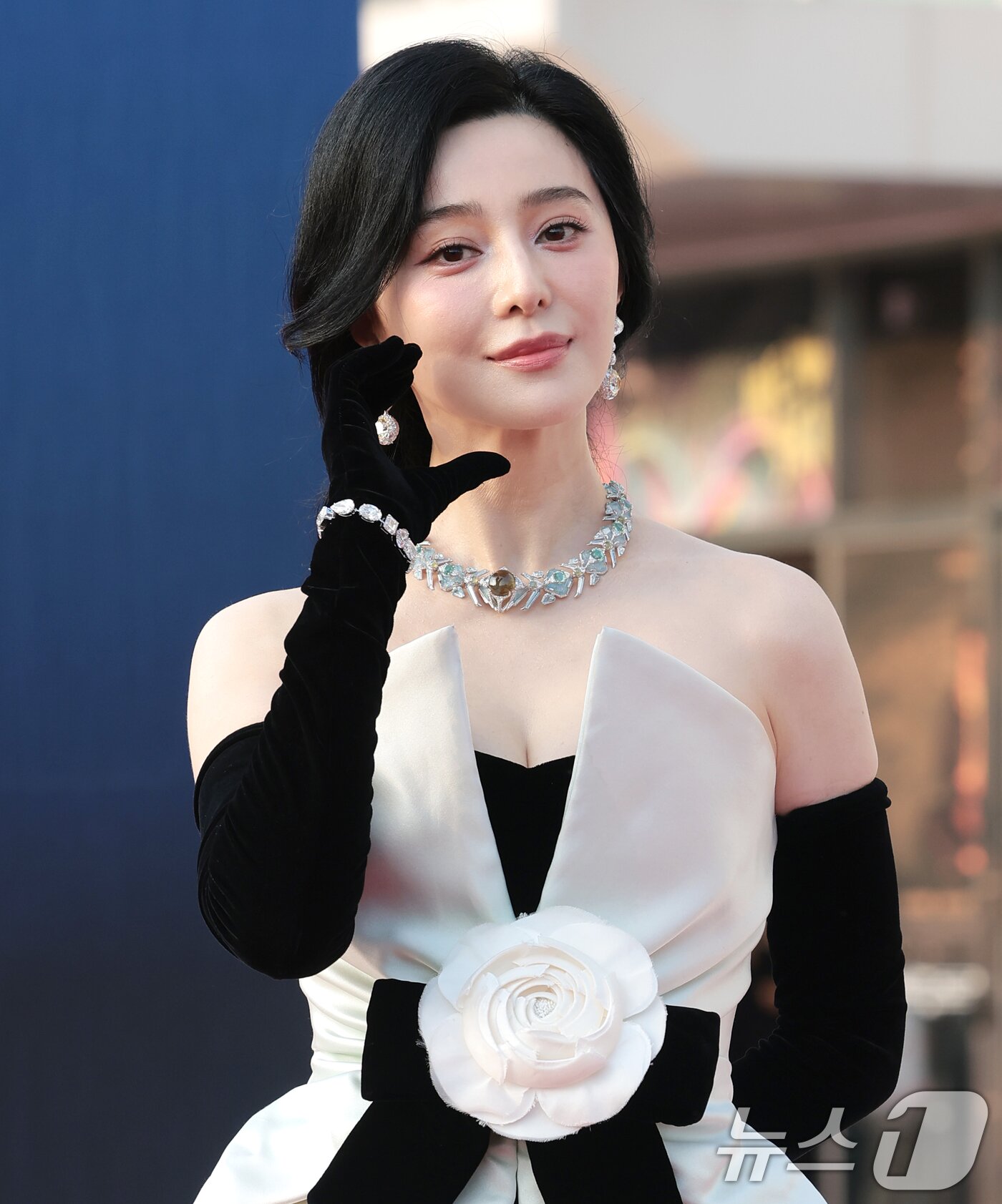 본문 이미지 - 배우 판빙빙이 2일 오후 경기도 부천시청에서 열린 제30회 부천국제판타스틱영화제 참석해 케이 볼하트로 인사를 전하고 있다. ⓒ 뉴스1 권현진 기자