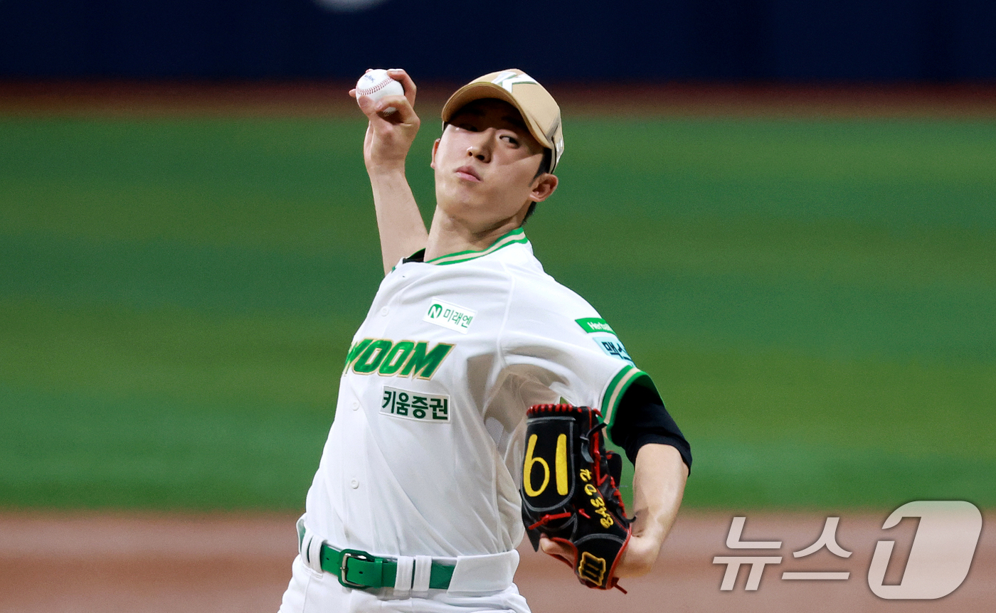 (서울=뉴스1) 이호윤 기자 = 2일 서울 구로구 고척스카이돔에서 열린 '2026 신한은행 SOL KBO리그' LG 트윈스와 키움 히어로즈의 경기, 1회초 키움 선발투수 배동현이 …