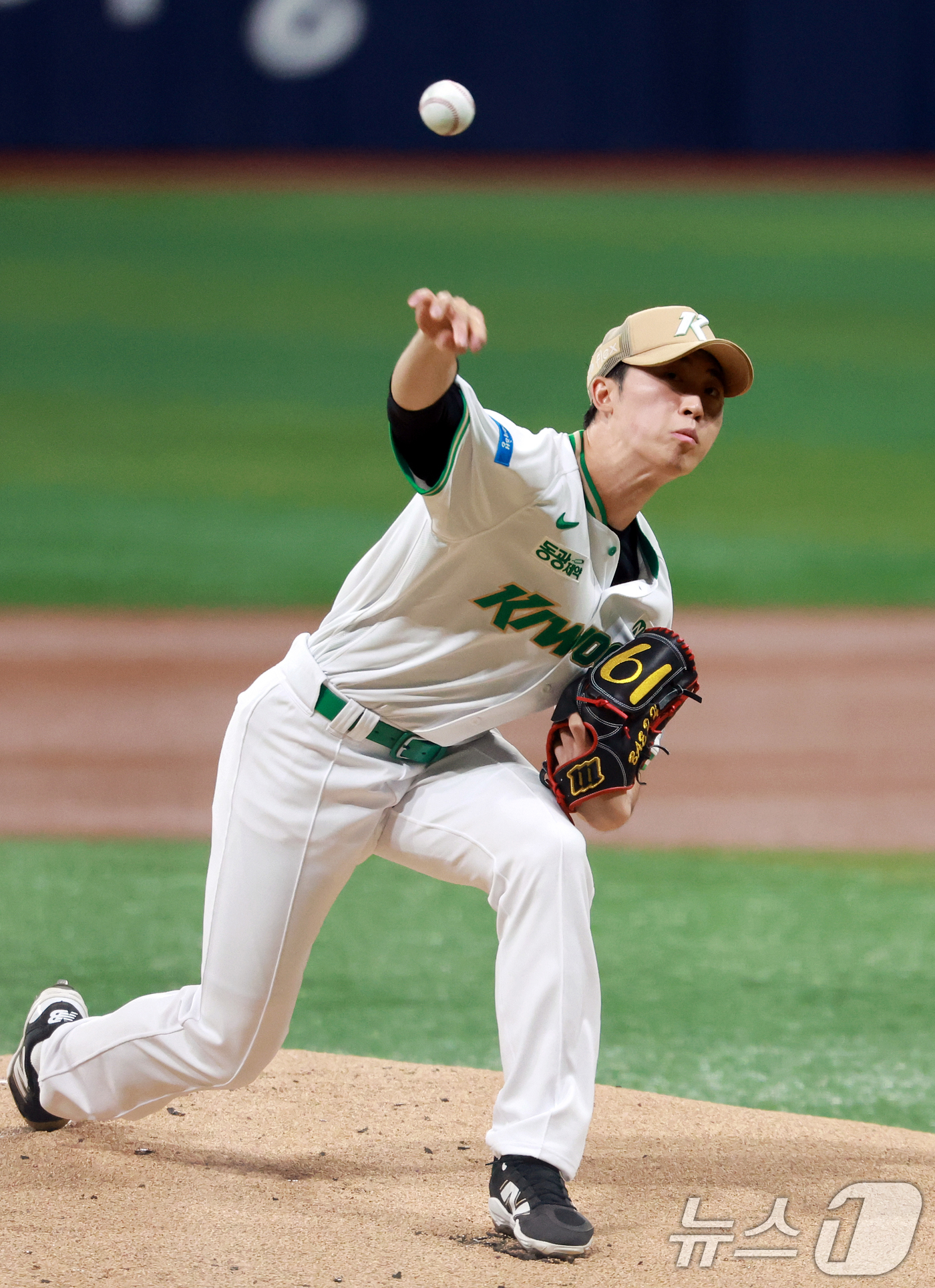 (서울=뉴스1) 이호윤 기자 = 2일 서울 구로구 고척스카이돔에서 열린 '2026 신한은행 SOL KBO리그' LG 트윈스와 키움 히어로즈의 경기, 1회초 키움 선발투수 배동현이 …