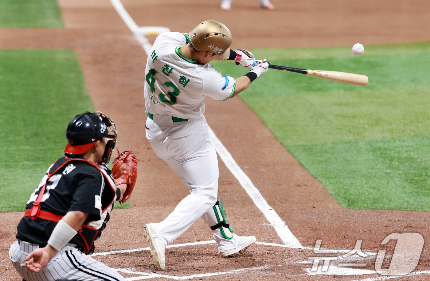 (서울=뉴스1) 이호윤 기자 = 2일 서울 구로구 고척스카이돔에서 열린 '2026 신한은행 SOL KBO리그' LG 트윈스와 키움 히어로즈의 경기, 1회말 2사 1,2루 상황에서 …