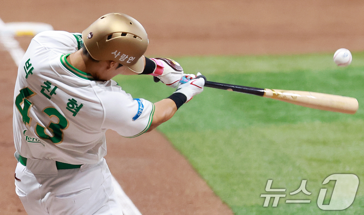 (서울=뉴스1) 이호윤 기자 = 2일 서울 구로구 고척스카이돔에서 열린 '2026 신한은행 SOL KBO리그' LG 트윈스와 키움 히어로즈의 경기, 1회말 2사 1,2루 상황에서 …